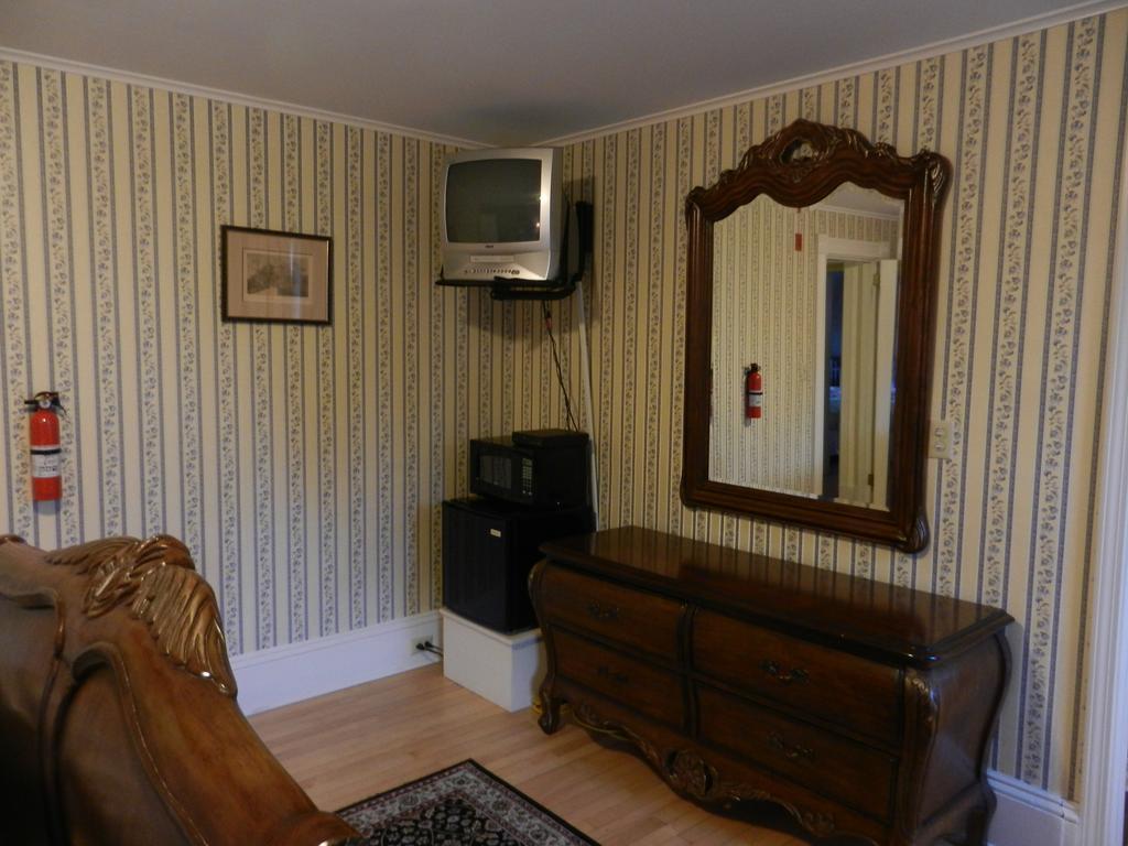 Ice Fish Inn Millinocket Room photo