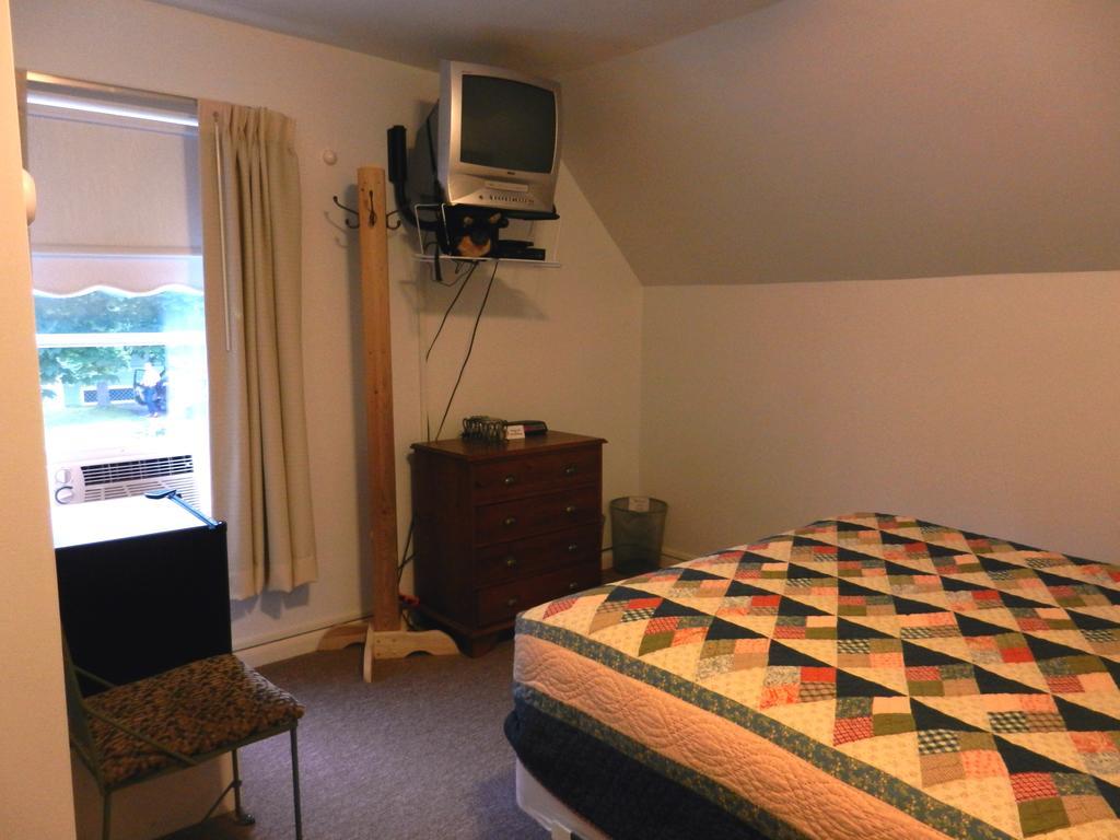 Ice Fish Inn Millinocket Room photo